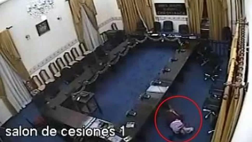 INFRAGANTI. Las cámaras de seguridad captaron el momento de la violación. CAPTURA DE VIDEO