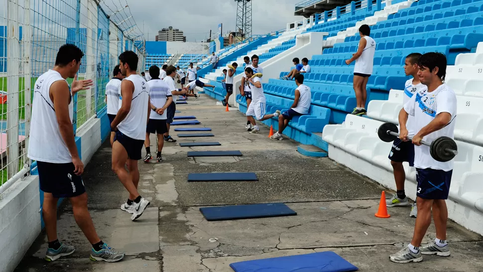 ¡A TRABAJAR! El plantel realizó trabajos físicos durante casi tres horas en el Monumental. LA GACETA / JORGE OLMOS SGROSSO