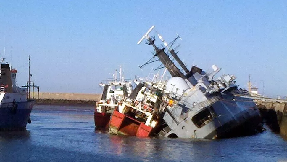 A LA ESPERA. Cuando el barco toque fondo comenzará la operación para rescatarlo. DYN