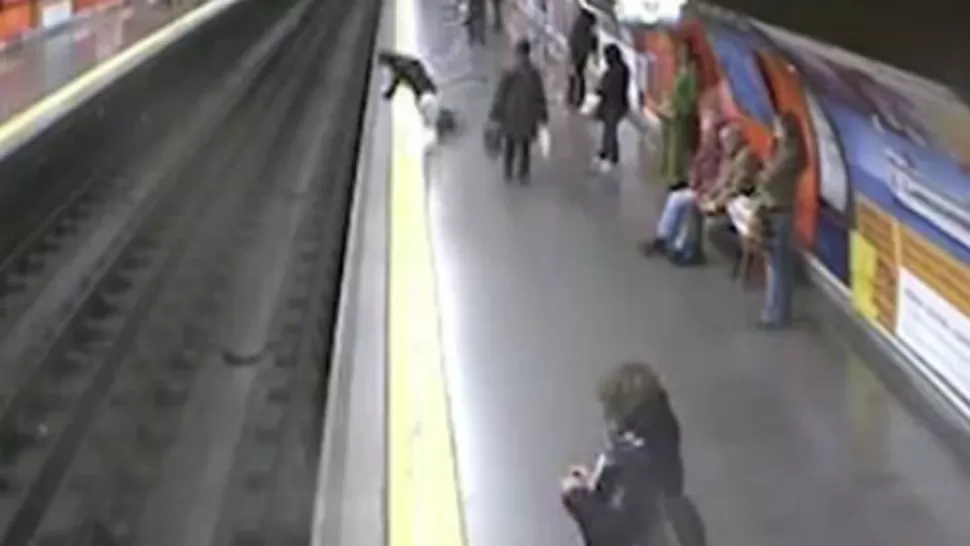 A TIEMPO. Sólo sufrió lesiones leves en su cabeza y logró ser ayudada por un oficial que se encontraba en el lugar. FOTO TOMADA DE ELPAIS.COM