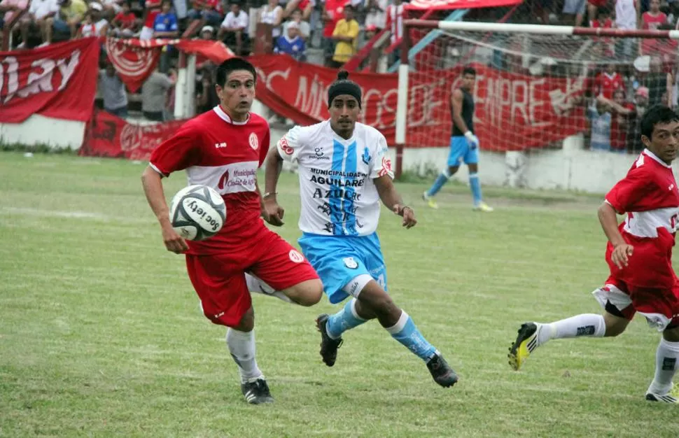 UNA FIESTA. Más allá del triunfo de los rojos, hay que destacar el comportamiento de las parcialidades de los dos clubes. 