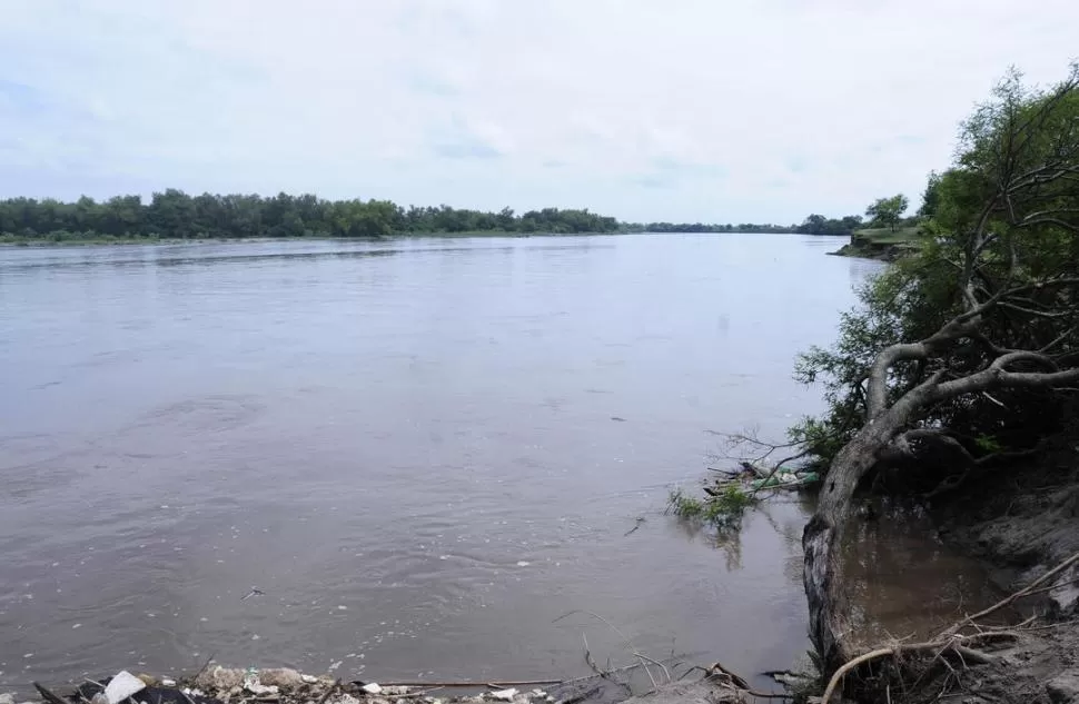 DEMASIADO LEJOS. Cuando crece el río Salí, en verano, a los pobladores de San Antonio les resulta casi imposible atravesarlo para llegar al otro lado, donde están muchas de sus actividades. LA GACETA / FOTOS DE ANALIA JARAMILLO