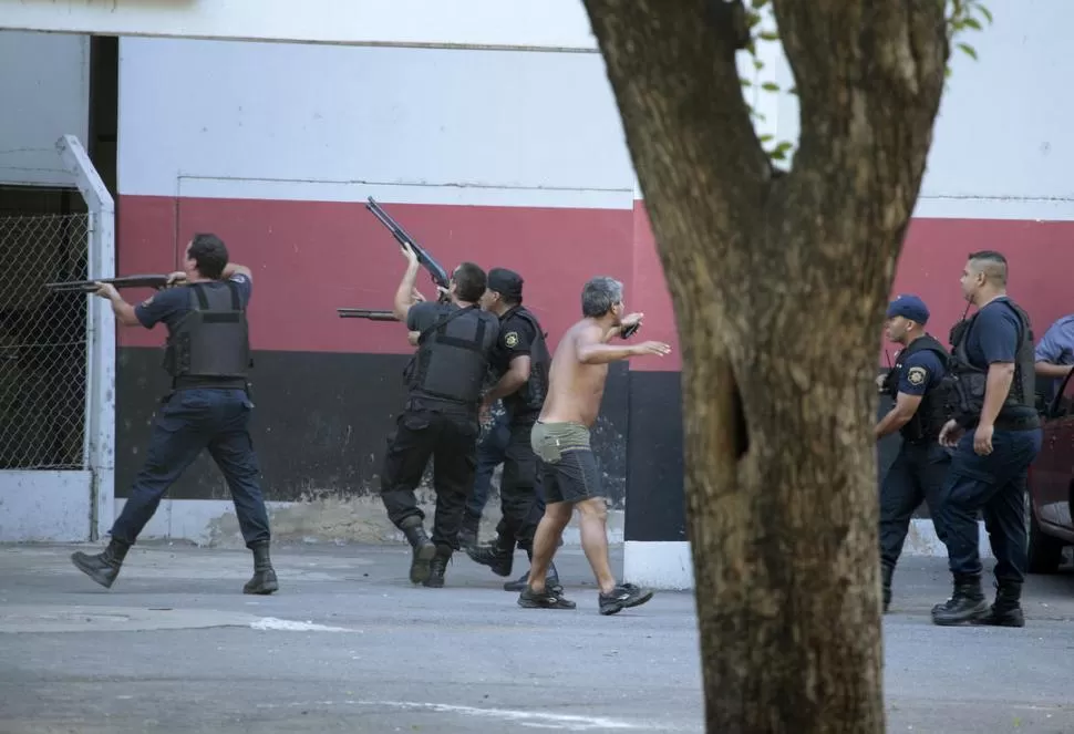 DESCONTROL. Policías disparan hacia una de las tribunas de la cancha de Newell's, donde los hinchas leprosos se habían juntados porque no podían ir a la cancha de Central. El plantel de Martino nunca llegó. 