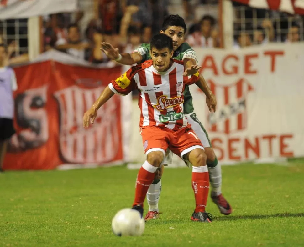 DESEQUILIBRANTE. El cordobés Juan Simón Chanquía es uno de los pocos jugadores santos que se pueden hacer fuerte en el mano a mano contra un contrario.  