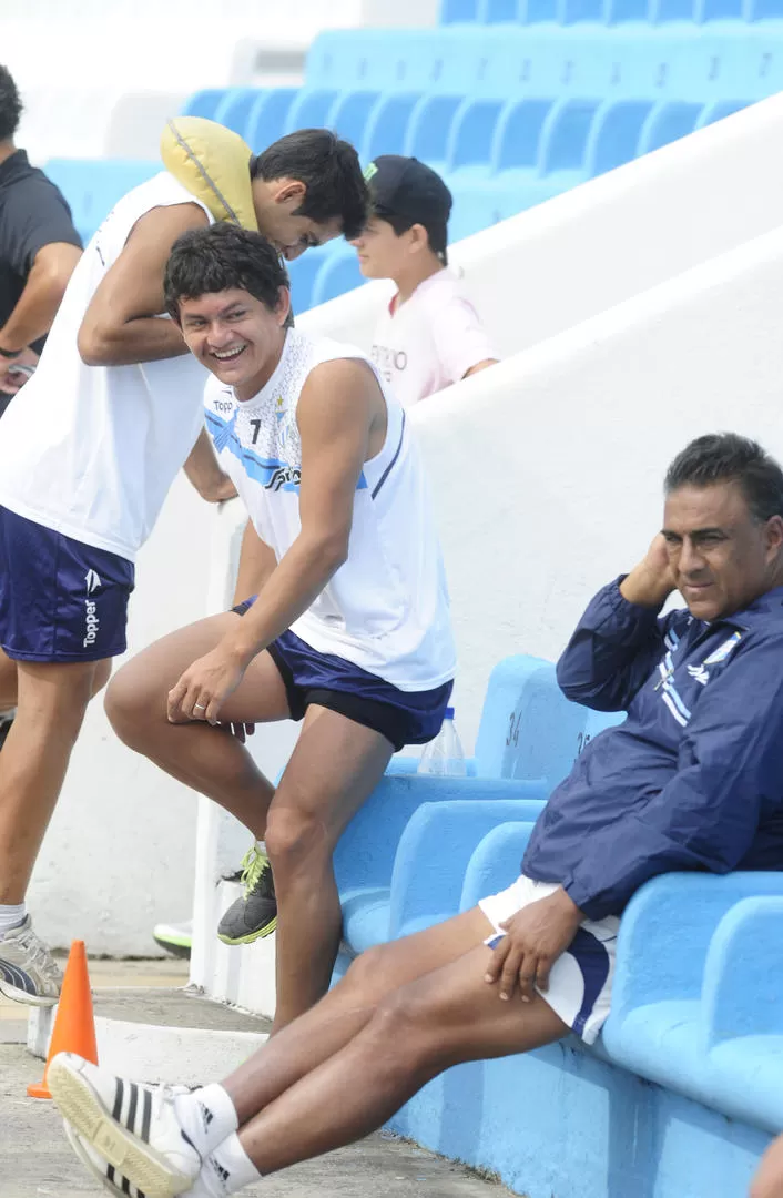 LUGAR POCO USUAL. Los jugadores hicieron pesas en el sector de plateas ayer y la pasaron bien como Pulguita que se ríe. LA GACETA / FOTO DE JORGE OLMOS SGROSSO