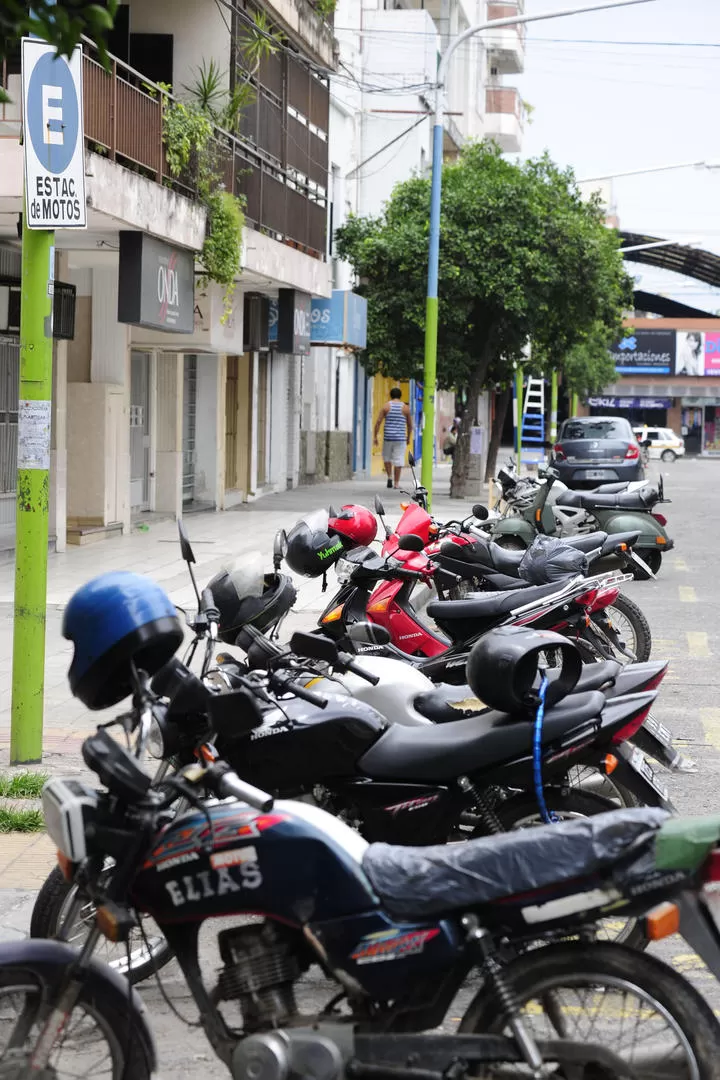 ESPACIO HABILITADO. En el pasaje Padilla, las motos pueden estacionar junto a la acera norte. LAGACETA / FOTO DE JORGE OLMOS SGROSSO