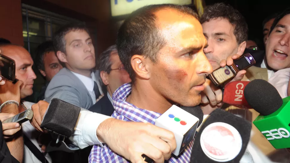 GOLPEADO. El futbolista pasó un muy mal momento cuando lo detuvieron.