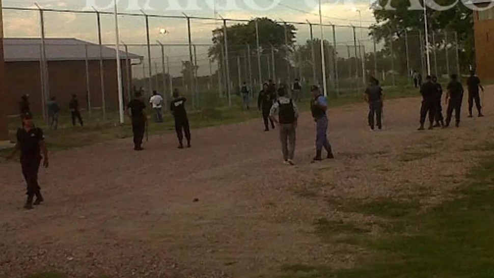 REFUERZOS. El lugar fue rodeado por fuerzas de seguridad. FOTO TOMADA DE DIARIOCHACO.COM.AR