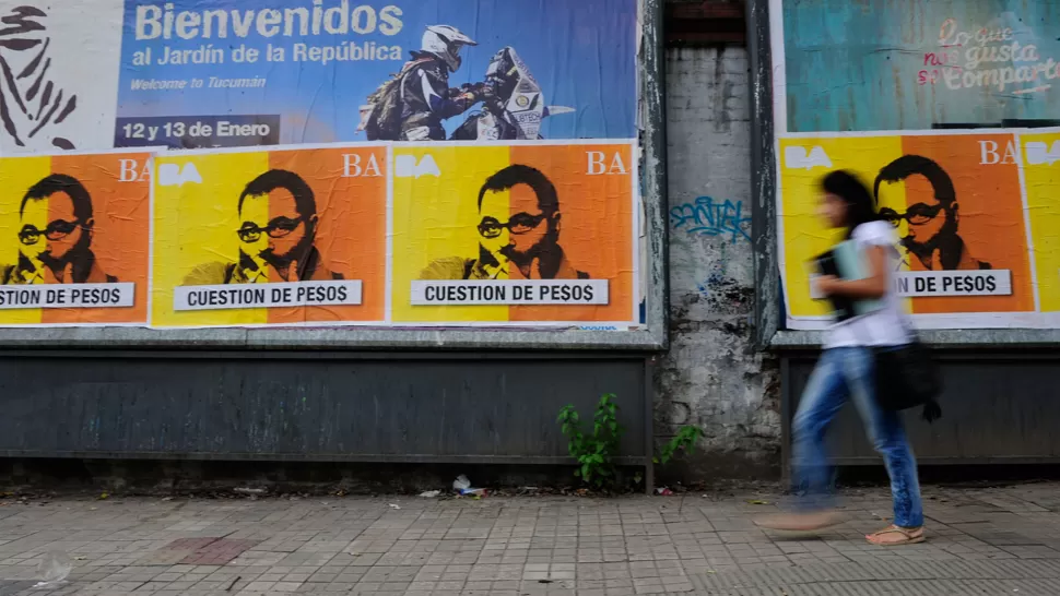 LLAMATIVO. La pegatina puede encontrarse bajo el puente Lucas Córdoba y en las principales avenidas de la ciudad. LA GACETA / FOTO DE JORGE OLMOS SGROSSO