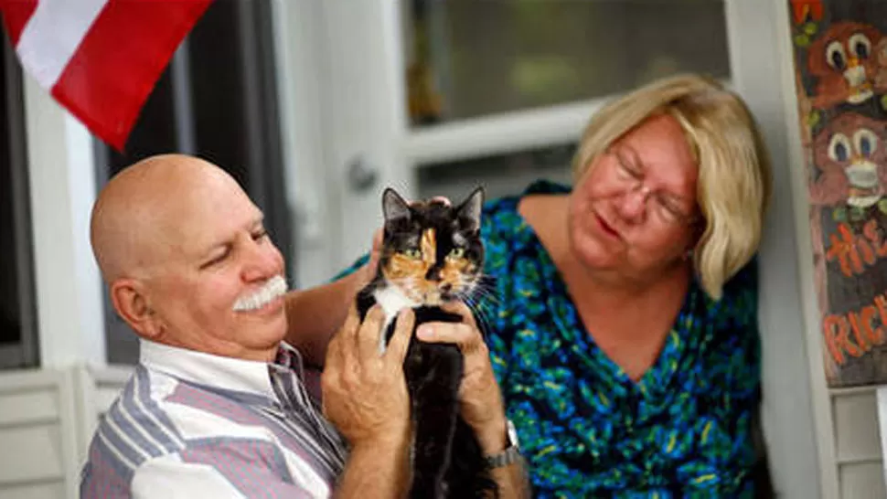 DE REGRESO. Holly posa para los medios estadounidenses, junto a Jack y Bonnie. FOTO TOMADA DE NYTIMES.COM