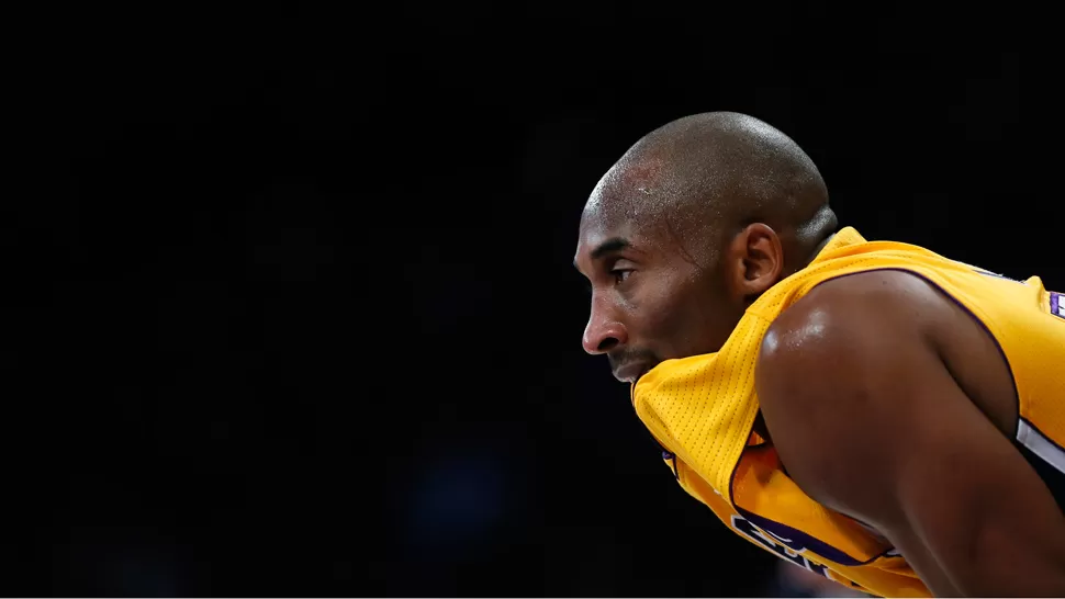 DESCONOCIDO. Kobe Bryant anotó apenas siete de sus 22 tiros de cancha, para redondear 16 puntos en otra caída de los angelinos. REUTERS / ARCHIVO