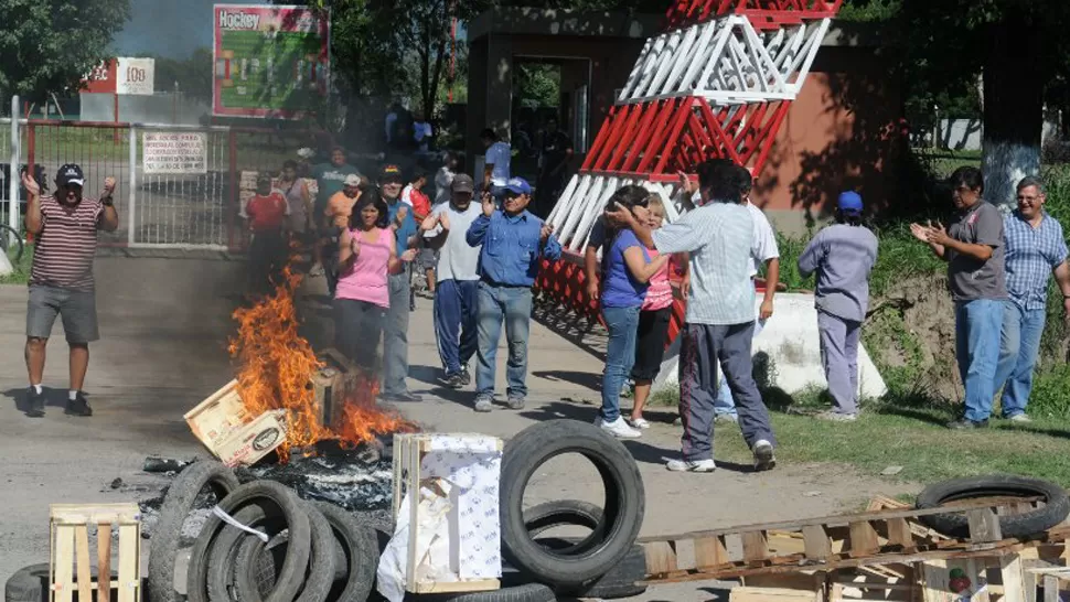 OTRA VEZ. Como hace poco más de un año, los empleados salieron a reclamar los pagos aduedados. LA GACETA / ARCHIVO