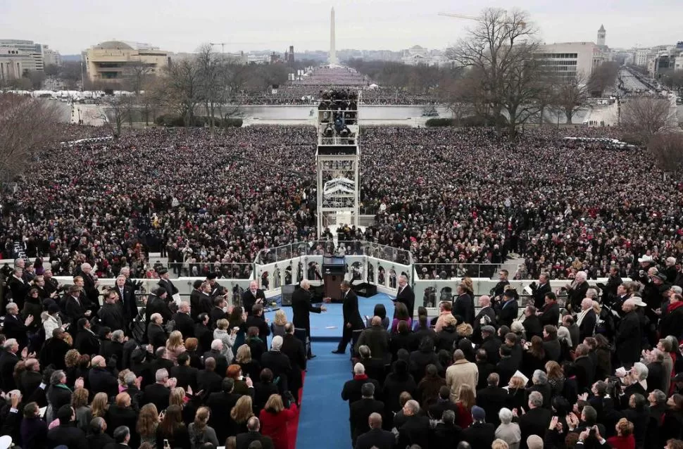 JURA. Obama, acompañado por su familia, frente al titular de la Corte.  