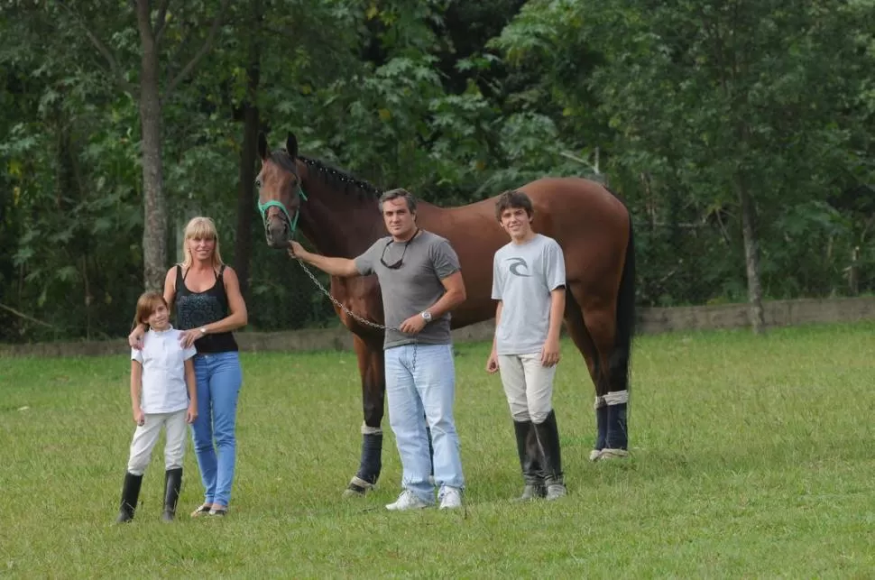 UNIDOS POR LA MISMA PASIÓN. Josefina Manzur y Ricardo Piola comparten muchas horas junto a sus hijas Josefina y Martina en La Foresta. Las nenas están dando sus primeros pasos en la equitación. 