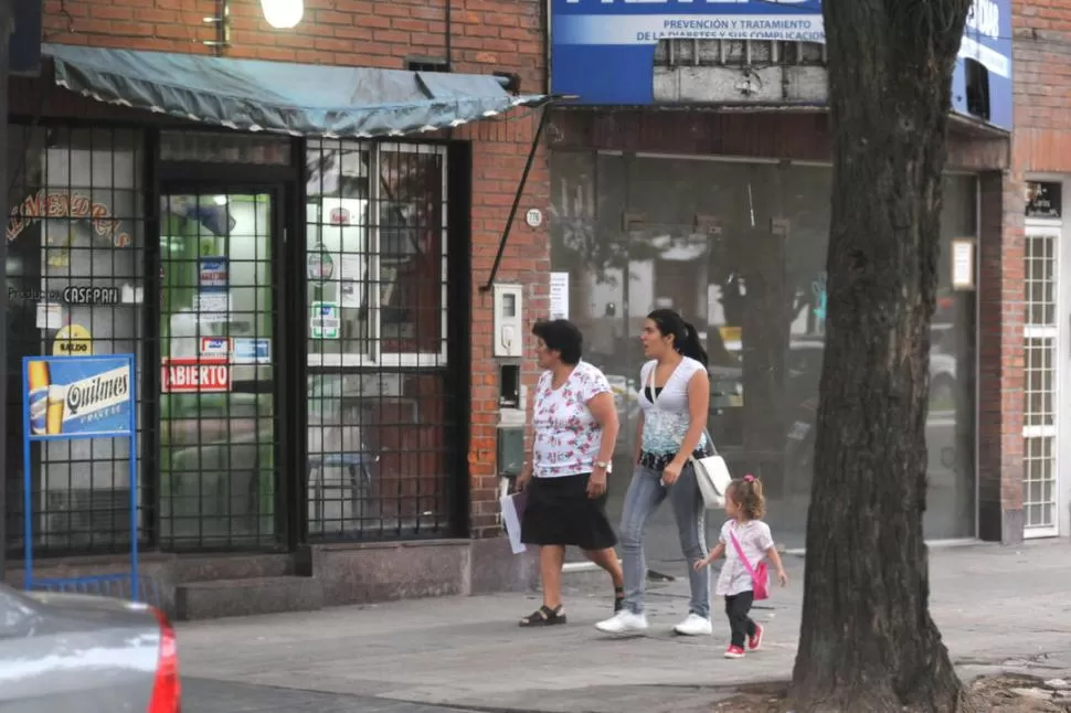 A PLENA LUZ DEL DÍA. El drugstore de Salta al 700 fue asaltado a las 19.30, cuando recién abría sus puertas. LA GACETA / FOTO DE MARIA SILVIA GRANARA