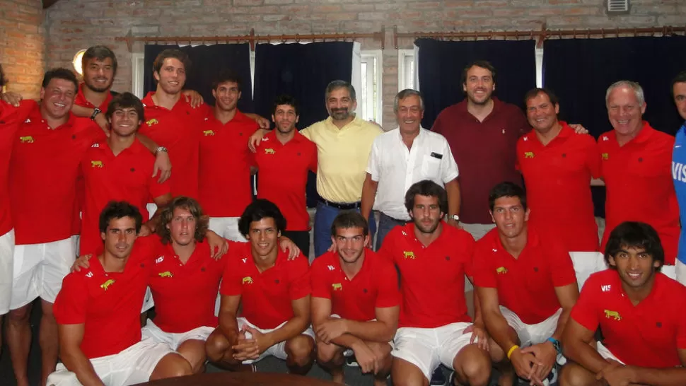 PLANTEL ARGENTINO. Los Pumas 7's posaron con Luis Cacho Castillo, presidente de la UAR, en la última práctica antes de viajar a Nueva Zelanda. En la foto también están los tucumanos Ramiro Moyano, Javier Rojas y Matías Orlando. FOTO DE PRENSA UAR