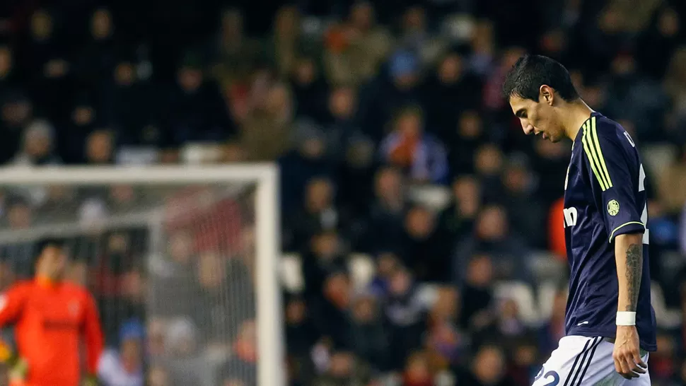 AFUERA. El Fideo se fue expulsado al final del partido jugado en Mestalla. REUTERS