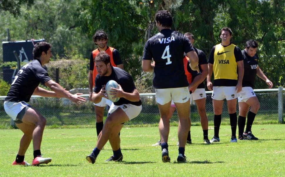 TUCUMANOS. Benjamín Macome, observado por Juan Simón. 