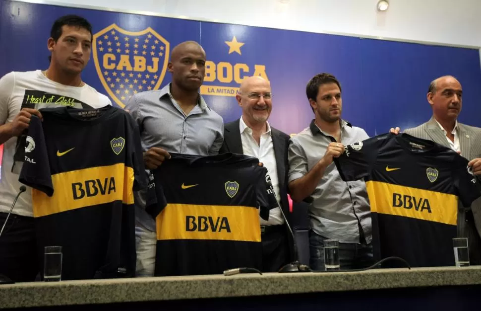 EL DÍA P. Pérez, Rodríguez y Burrito Martínez exhiben orgullosos sus camisetas de Boca, tras su presentación en una conferencia de prensa en La Bombonera. 