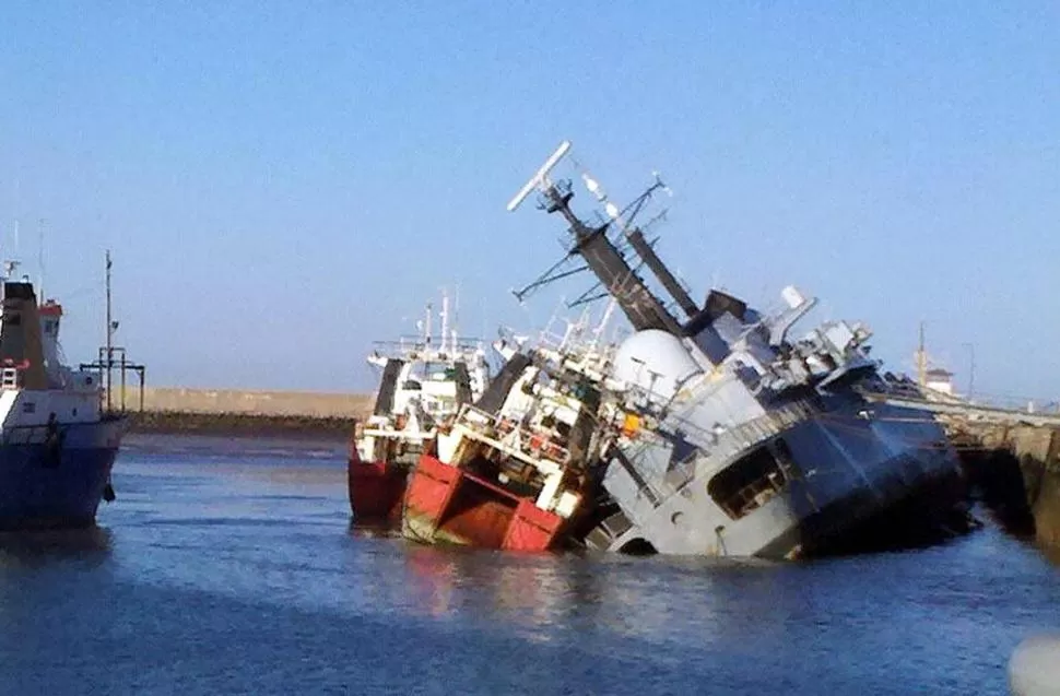 EN PUERTO BELGRANO. El destructor que actuó en Malvinas se hunde. DYN