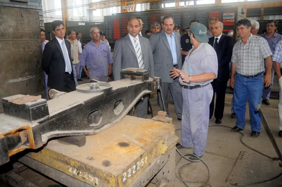 RECORRIDO OFICIAL. Ayer a la mañana, el gobernador, José Alperovich -al centro de la foto, de saco y sin corbata-, visitó los talleres de Tafí Viejo.  PRENSA Y DIFUSION