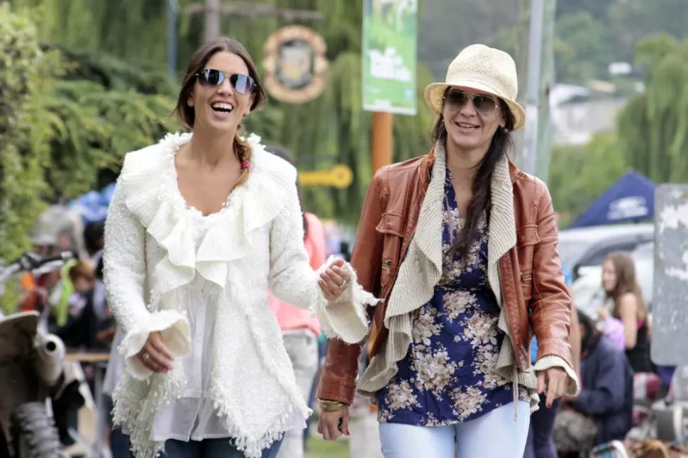 ENTRE LA MULTITUD. Julieta Lobo y Ana Marchetti ArÁoz (con sombrero tejido) dan una vuelta por la villa durante un mediodía de domingo. FOTOS DE DIEGO ARáOZ / ESPECIAL PARA LA GACETA 