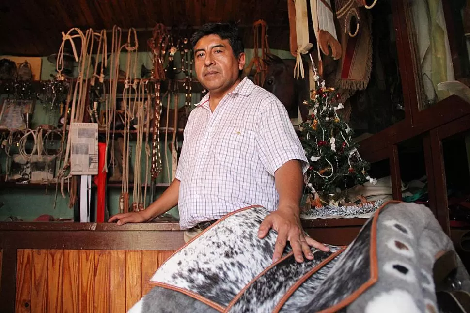 CON LAS MANOS EN EL CUERO. Jorge Córdoba estima que el proceso de elaboración de una montura le demanda entre 20 y 30 días de trabajo. LA GACETA / FOTO DE ALVARO MEDINA