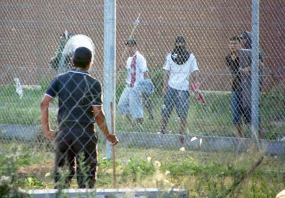 TENSIÓN. Policías y reclusos resultaron heridos, en la toma que duró 14 horas. DIARIOPRIMERALINEA.COM.AR