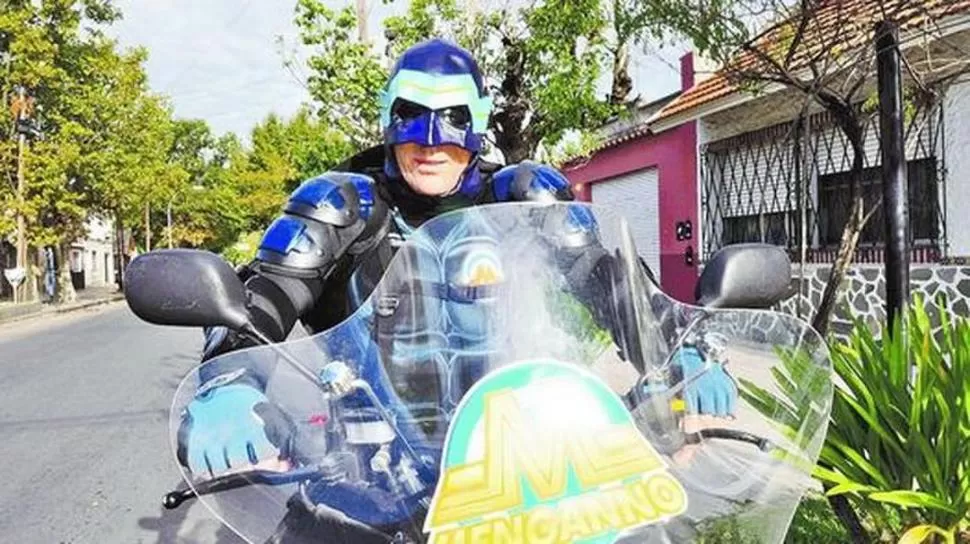 SUPERHÉROE. Capitán Menganno sale a patrullar las calles en moto. CLARIN.COM