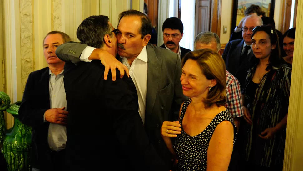 ADIOS. Alperovich despide al renunciante ministro Enrique Zamudio. A su lado, la senadora Rojkés de Alperovich sonríe. LA GACETA / FOTO DE JORGE OLMOS SGROSSO