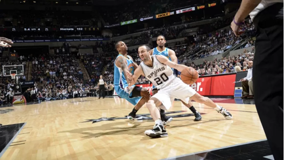 AL RUEDO. El argentino anotó nueve puntos para que los Spurs no detengan su marcha. FOTO TOMADA DE NBA.COM