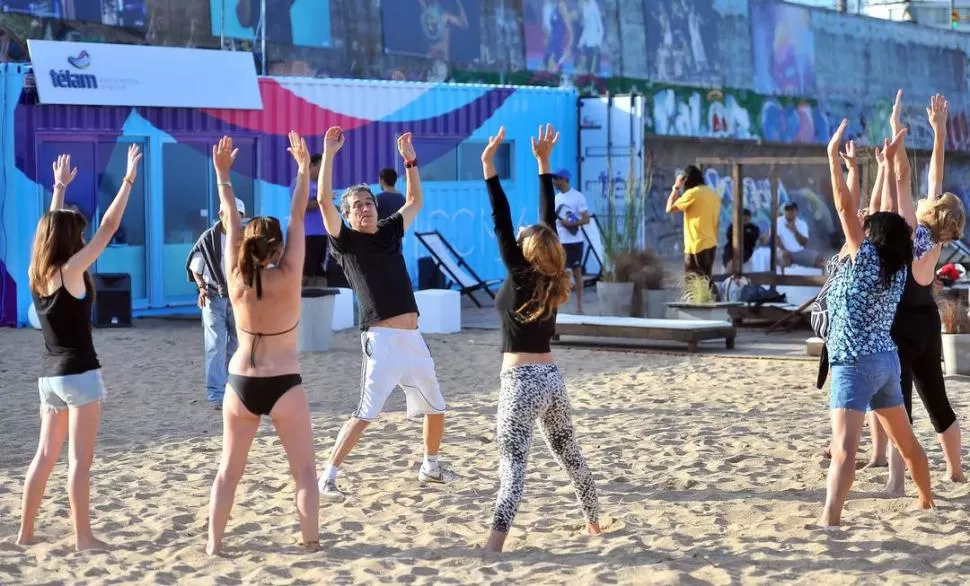 LOS BRAZOS EN ALTO. El Qi Gong se basa en técnicas de respiración que permite sacarse el estrés y mejorar el sistema cardiovascular. FOTOS TELAM