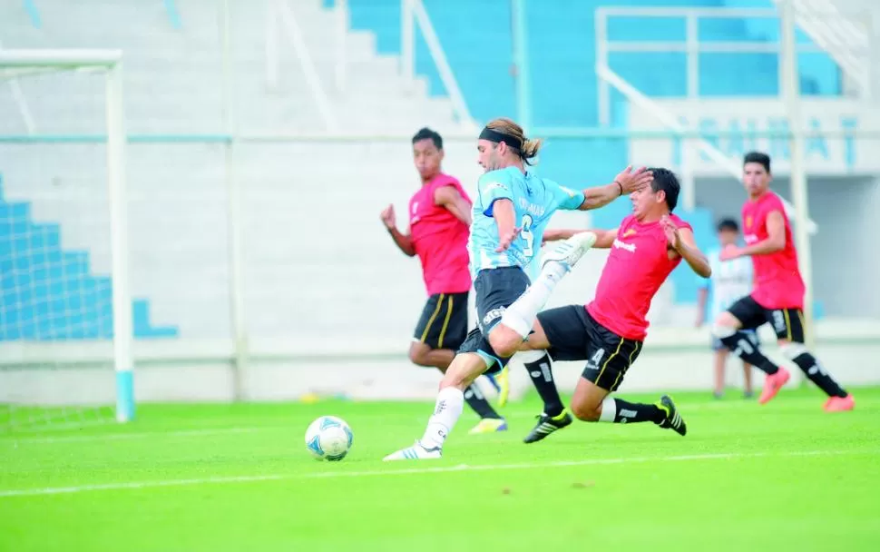 EN MOVIMIENTO. Cobelli jugó para los suplentes, que vencieron a Lastenia 2 a 0. 