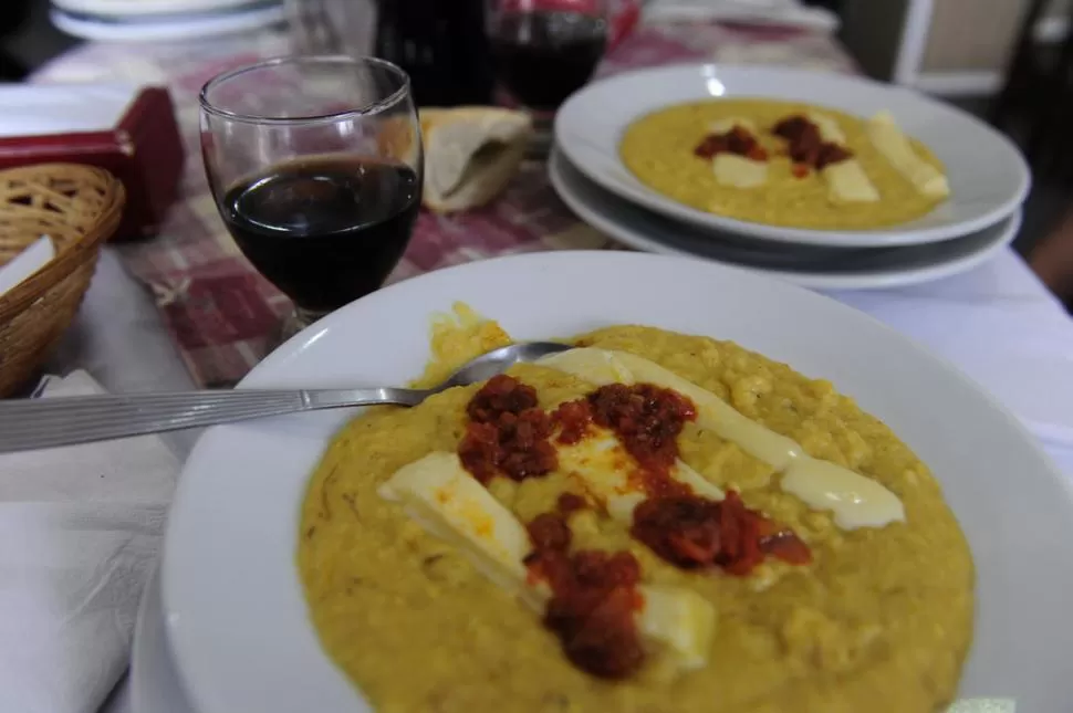 AL PLATO, CON ZAPALLO Y AJÍ FREIDO. Algunos afirman que esta es la humita, pero a poco de investigar verás que hay muchas variantes. LA GACETA / FOTO DE JORGE OLMOS SGROSSO