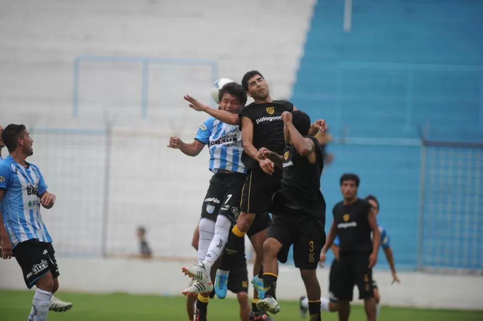 PELEÓ TODAS. Luis Rodríguez, que buscó el gol hasta en jugadas de pelota parada, sigue afiladísimo y en sintonía con el gol. 