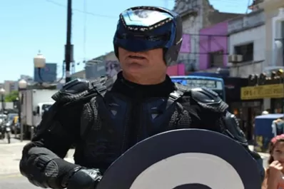 El superhéroe Menganno se hace famoso en Europa