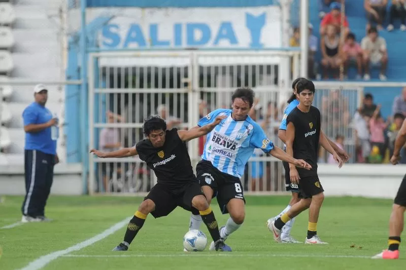 SIN CUARTEL. Lastenia, como Coronel en la foto luchará por avanzar en el Torneo del Interior como lo hará Barrado en Copa Argentina y B Nacional. LA GACETA / FOTO DE FRANCO VERA