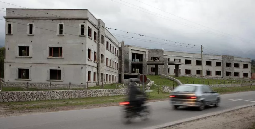 OBRA DE LA DISCORDIA. El Embajador del Tafí está ubicado sobre Miguel Critto, en el acceso a la villa turística principal de la provincia. El hotel iba a tener 40 habitaciones y cuatro estrellas, y su inauguración estaba prevista para 2009. FOTO DIEGO ARáOZ (ESPECIAL PARA LA GACETA)