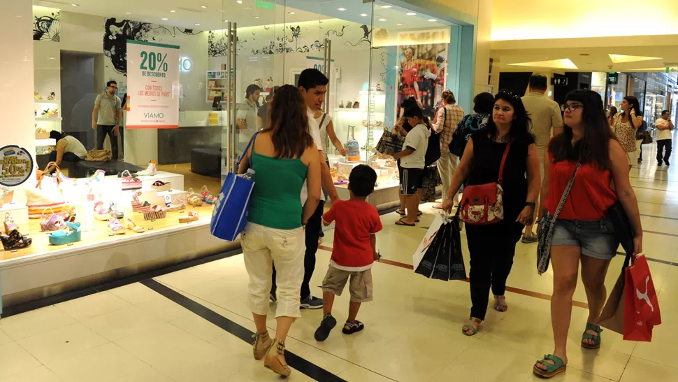 EN ALZA. Las ventas navideñas ayudaron a recuperar los porcentajes. TELAM / ARCHIVO