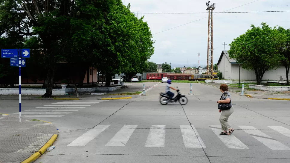 ¿CUMPLIRÁN?. Da la impresión de que la mujer que cruza la esquina de Mendoza y Marco Avellaneda se hace esta pregunta mientras mira las vías LA GACETA / FOTOS DE JORGE OLMOS SGROSSO