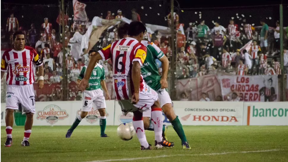 EN BUSCA DEL ARCO. Aunque los santos crearon muchas situaciones, no llegaron a gritar el gol. FOTO DE SEBASTIÁN CÓRDOBA/ ESPECIAL PARA LA GACETA