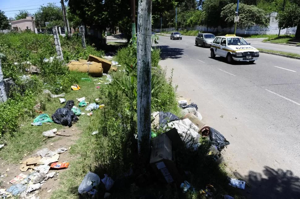 A LA VISTA DE TODOS. Un camino de basura se prolonga entre las malezas y el pavimento en una de las arterias que conecta la capital con Tafí Viejo. LA GACETA / FOTO DE JORGE OLMOS SGROSSO