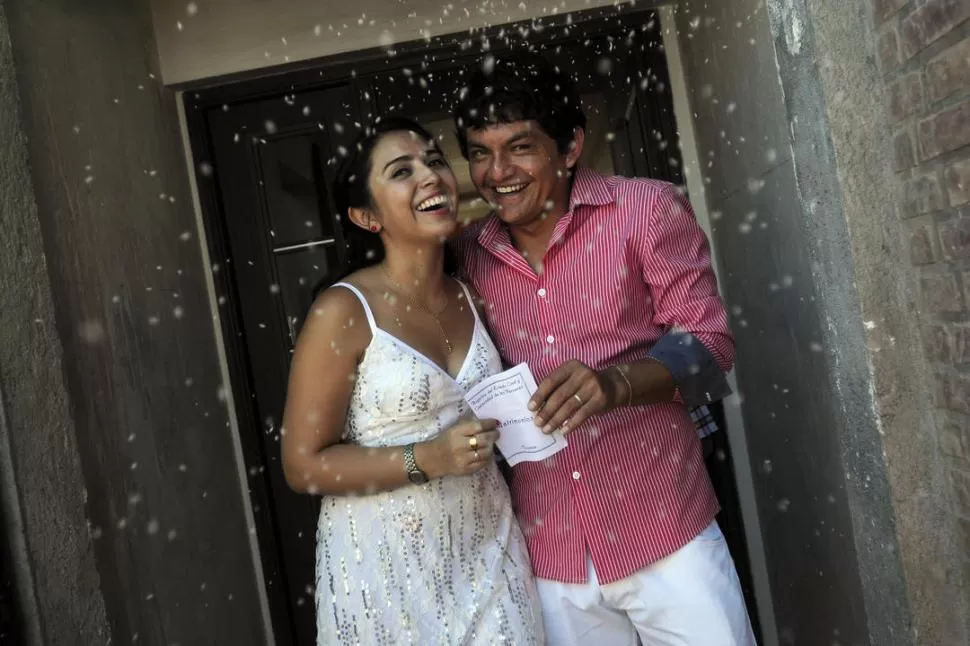 FELICES. Paola y Pulguita ya tienen la libreta en mano y ahora reciben la lluvia de arroz que le prepararon sus familiares. Luego del sí, hubo una recepción con empanadas preparadas por Bety, mamá de Luis. 