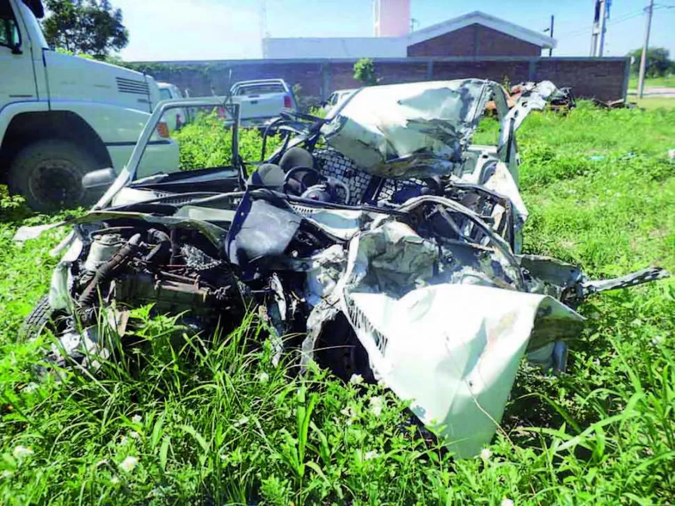 REDUCIDO A CHATARRA. Así quedó el Fiat Uno, en el que viajaban dos tucumanos que perdieron la vida. FOTO GENTILEZA DE DIARIO EL TRIBUNO DE SALTA