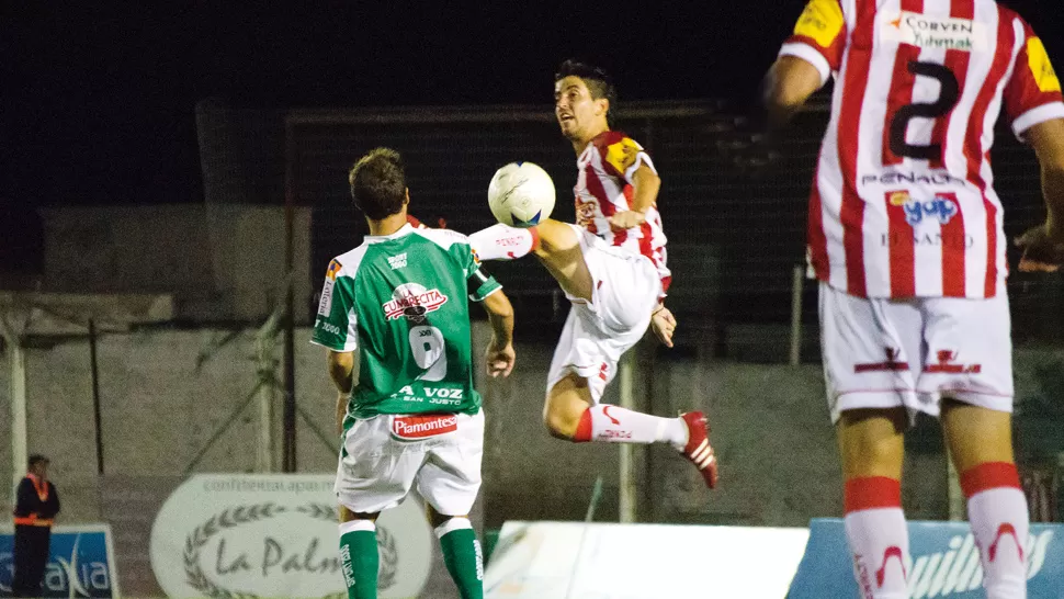 SAN MARTÍN SE AFERRÓ AL EMPATE EN CÓRDOBA. El santo reanudó su participación en el Argentino A. / SEBASTIAN CORDOBA (ESPECIAL PARA LA GACETA)