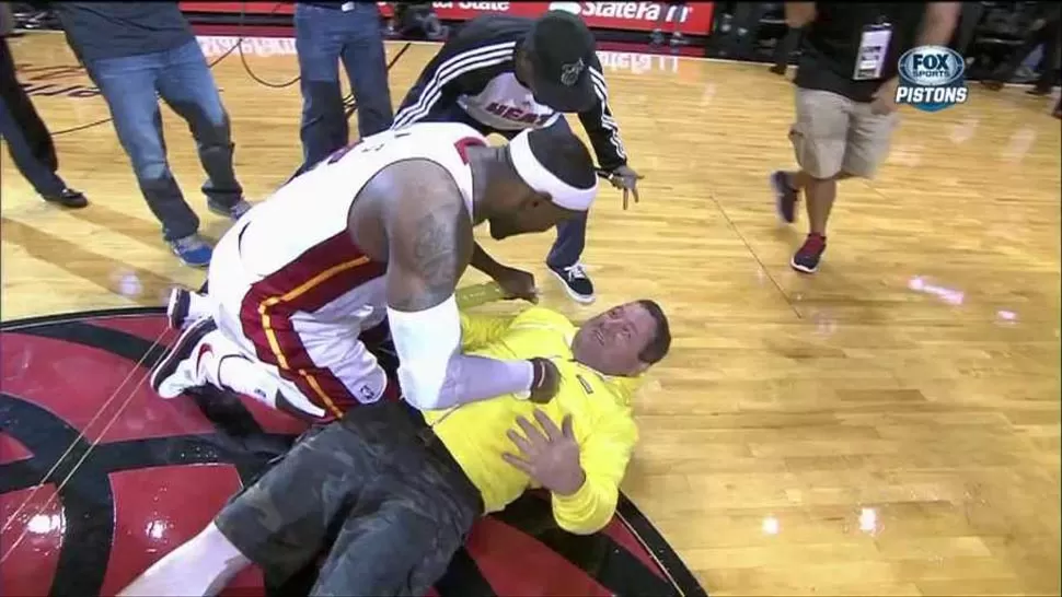 LOCURA. LeBron felicita al afortunado. CAPTURA DE IMAGEN