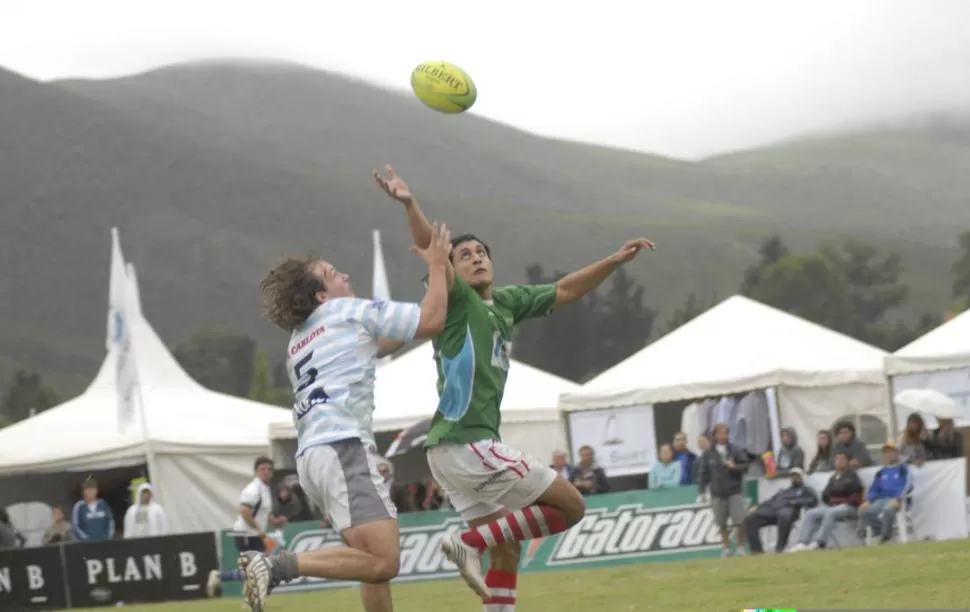 ALTA EN EL CIELO. Una decena de equipos buscará hoy quedarse con la Copa de Oro en el certamen que atrae a jugadores de todo el país por el maravilloso paisaje que le sirve de escenario. 