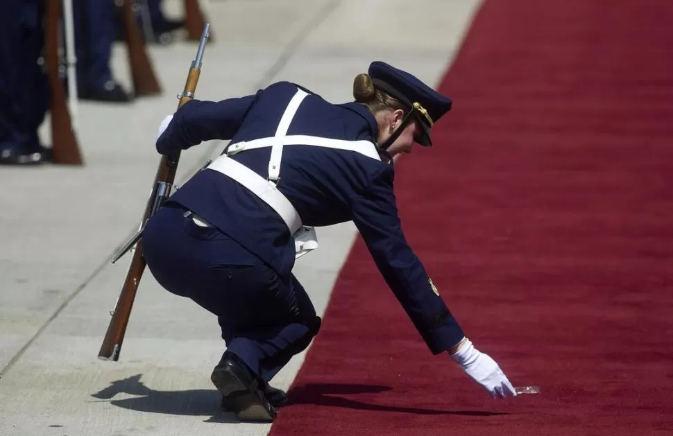 TODO LISTO. Una carabinera limpia la alfombra roja ceremonial. REUTERS