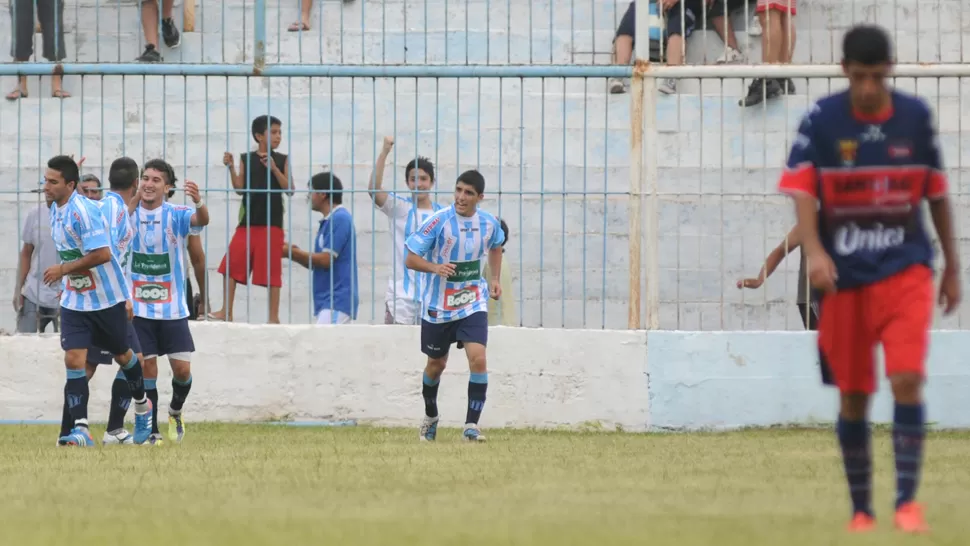 SOCIOS. Abel Méndez saluda a Fabián García, autor de uno de los goles de los leones. LA GACETA / MARIA SILVIA GRANARA