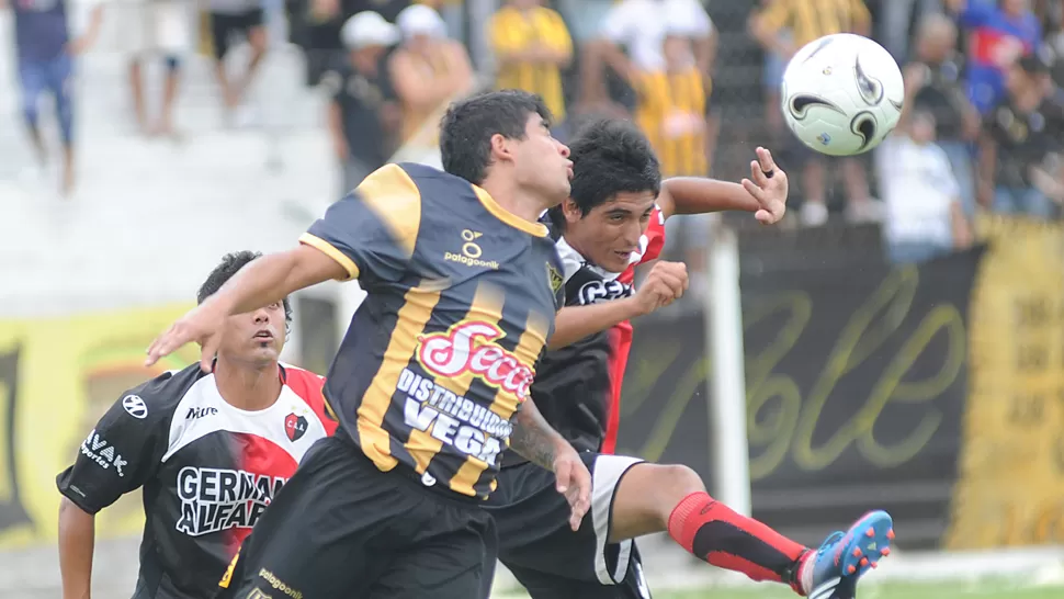 EL ESFUERZO TUVO SU PREMIO. Herrera, de Amalia, le gana a Mansilla. El lateral puso la asistencia en el gol de Lazarte. LA GACETA / HECTOR PERALTA